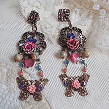 BO Roses and Butterfly avec des roses en R&eacute;sine, cristaux : cabochons, toupies et c&oelig;urs, facettes, perles rondes en Jaspe Rouge et cabochons en Zirconium. Mont&eacute;s sur dormeuses estampes